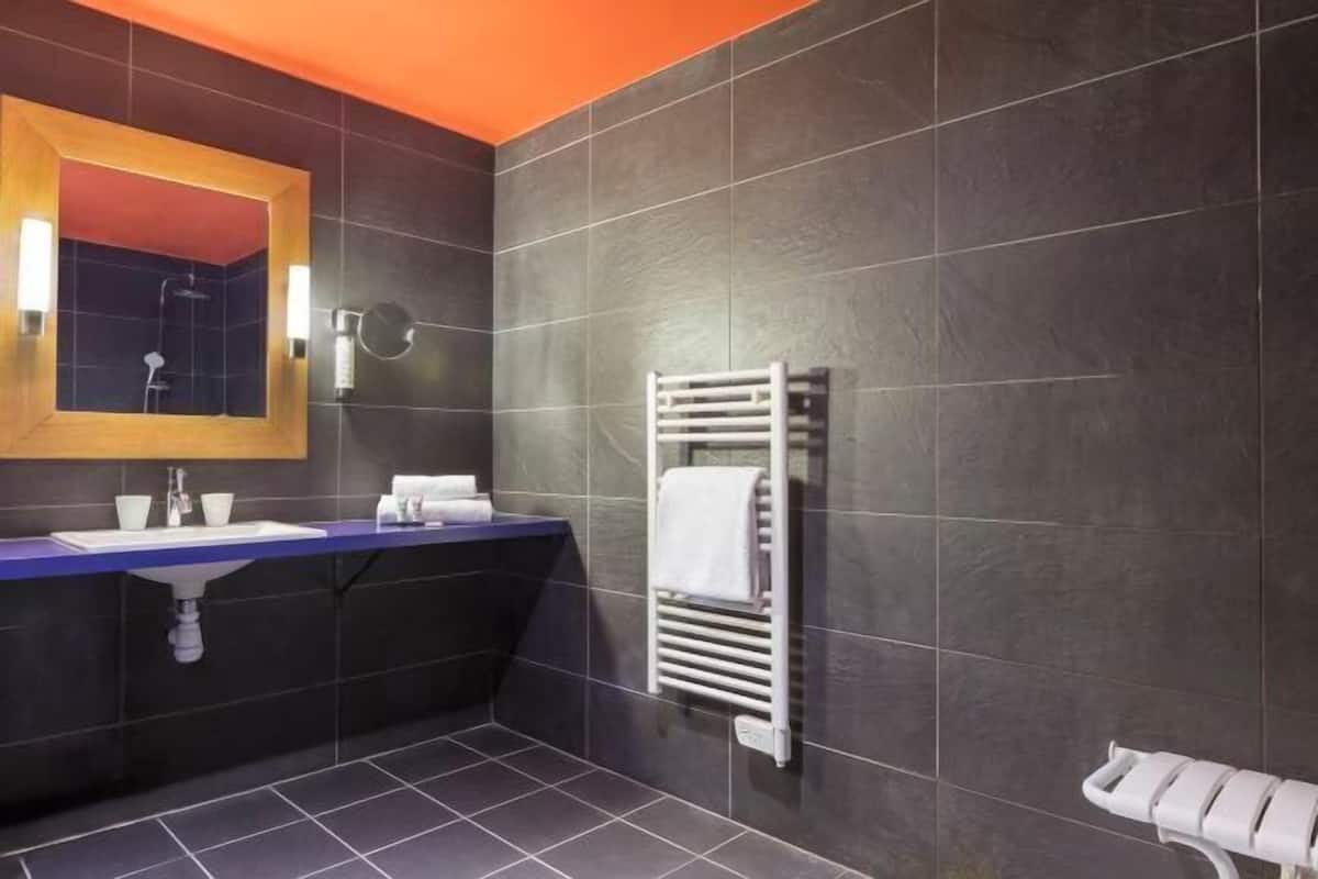 Badkamer | Gratis toiletartikelen, een haardroger, badjassen, handdoeken