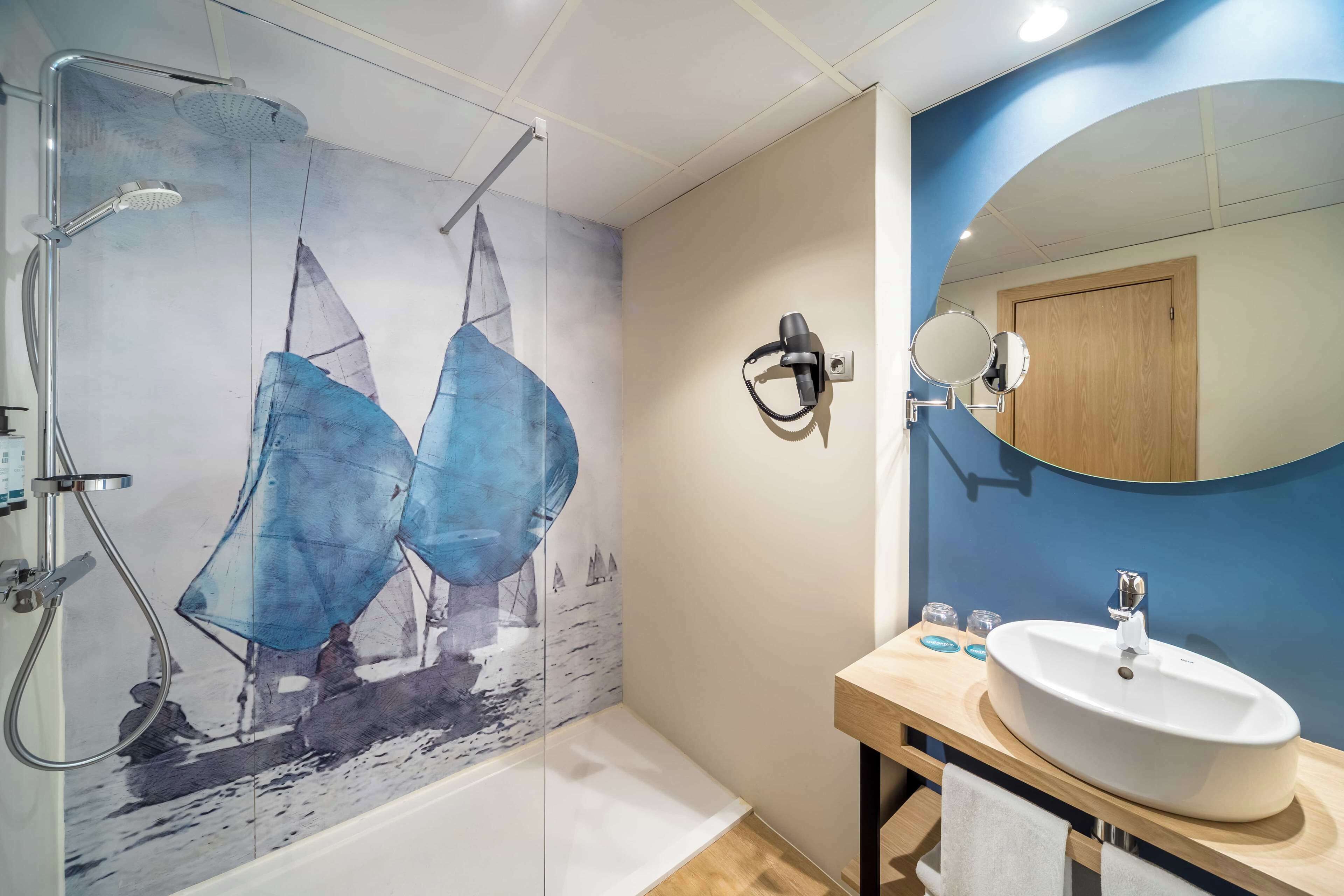 combined shower/bathtub, free toiletries, hair dryer, slippers