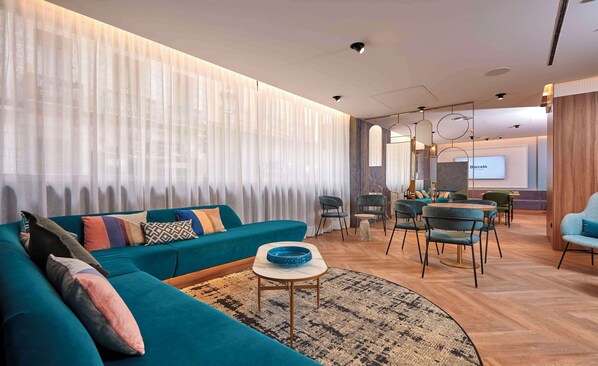 Family Room (2+2) | Lobby
