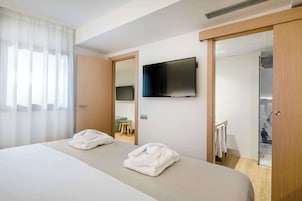 Family Room | Minibar, in-room safe, individually decorated, individually furnished