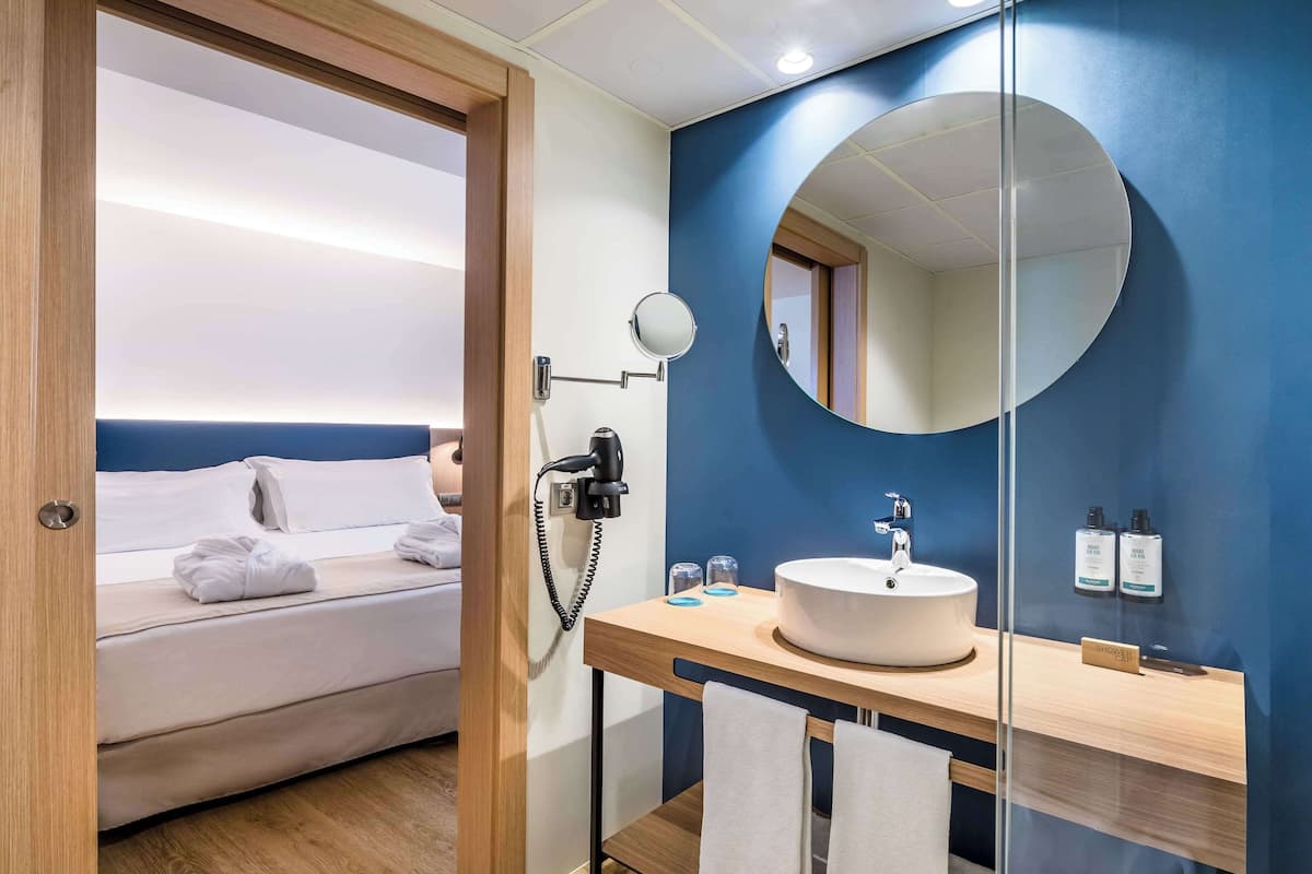 family room | bathroom | combined shower/bathtub, free toiletries, hair dryer, slippers