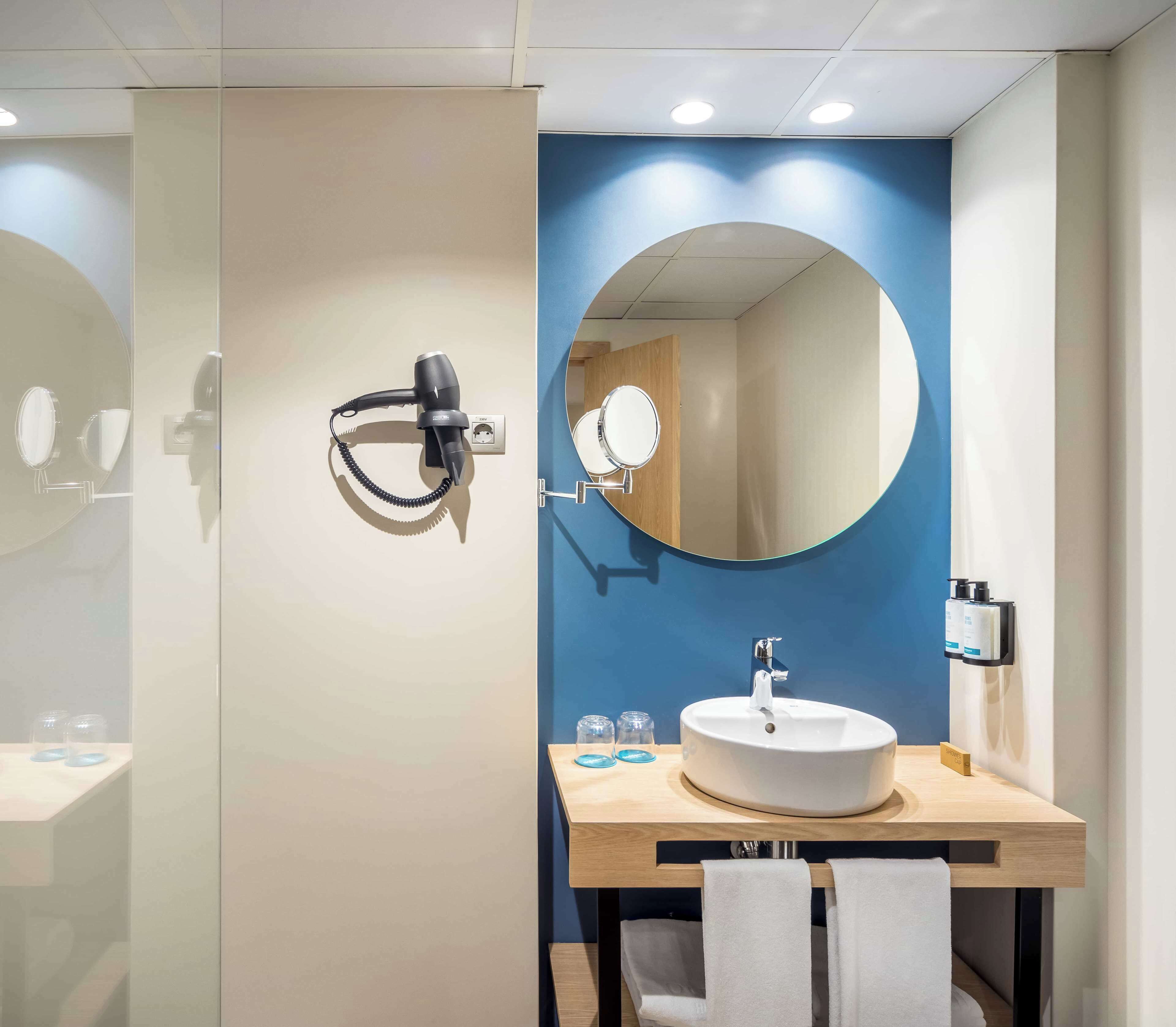 combined shower/bathtub, free toiletries, hair dryer, slippers