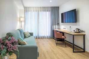 Minibar, in-room safe, individually decorated, individually furnished