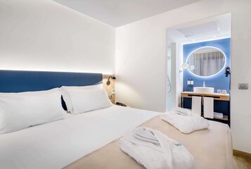 Minibar, coffres-forts dans les chambres, décoration personnalisée
