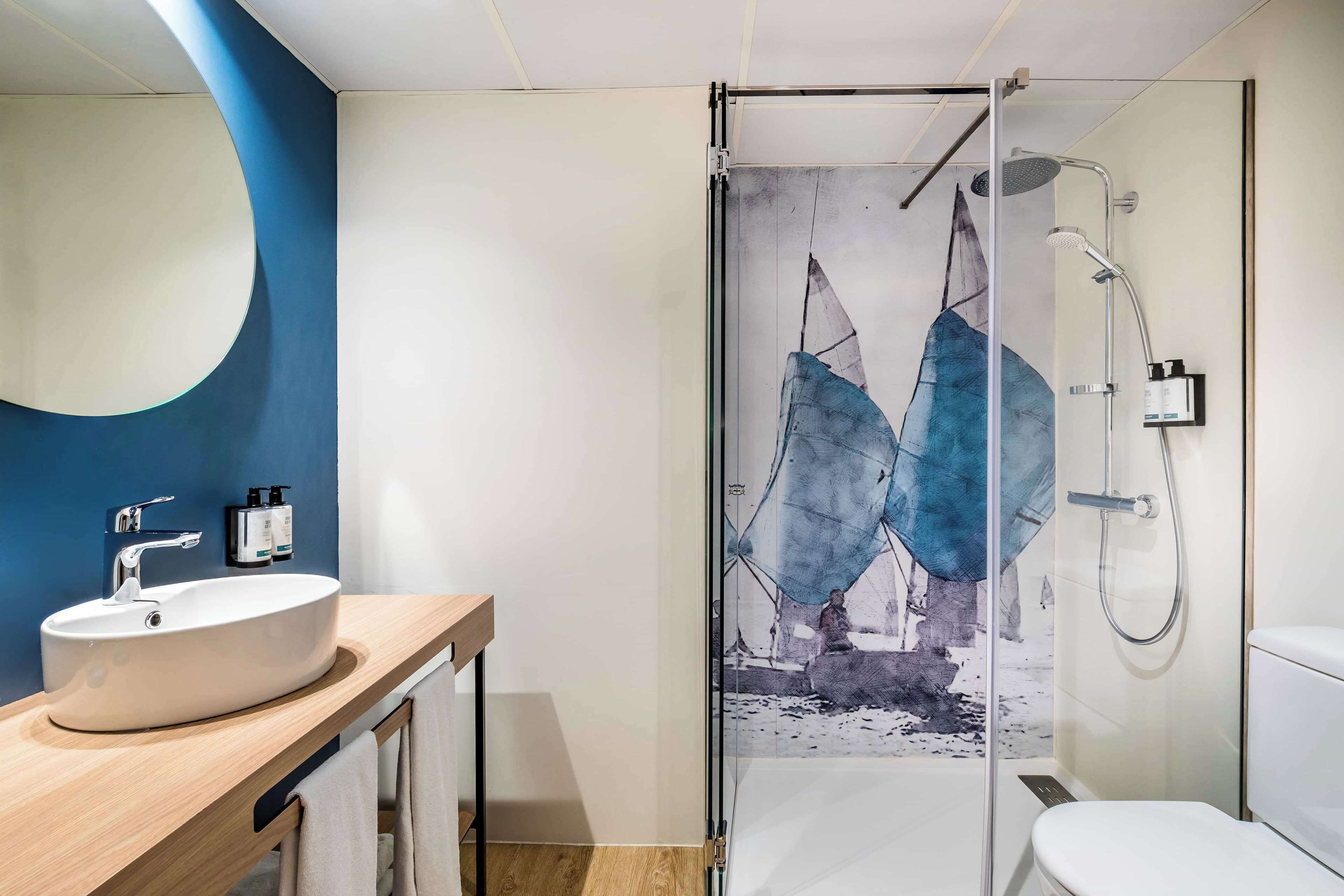 combined shower/bathtub, free toiletries, hair dryer, slippers