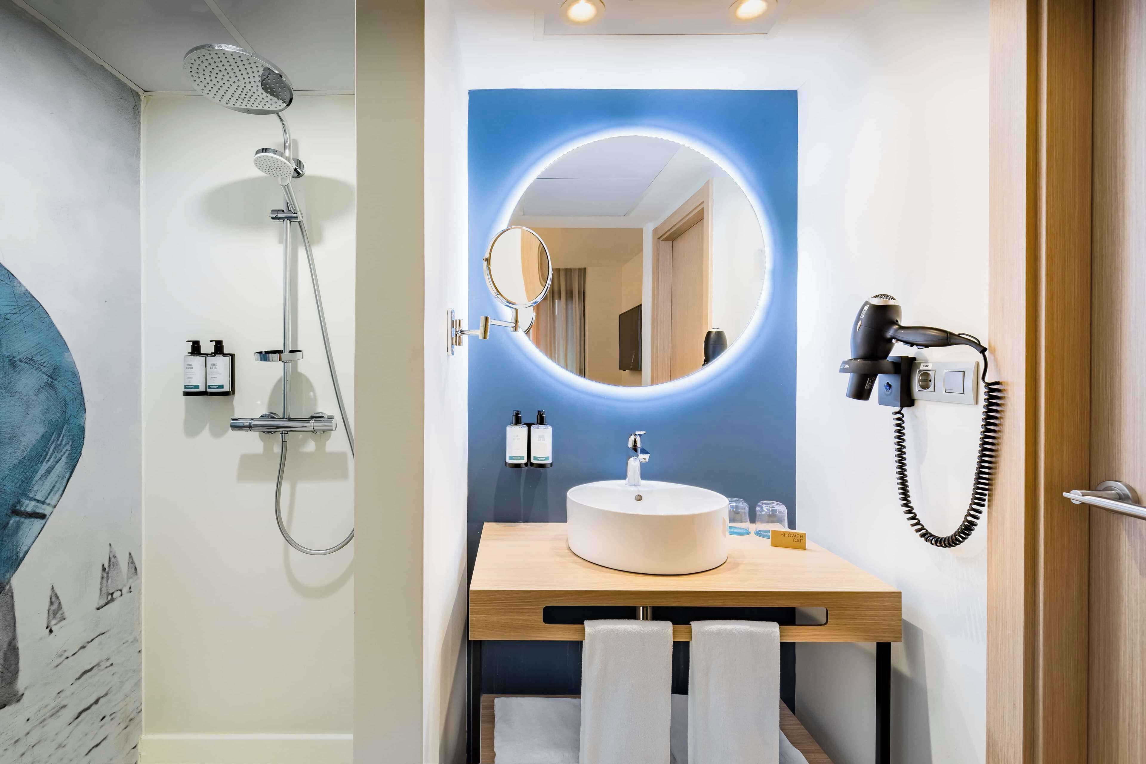 combined shower/bathtub, free toiletries, hair dryer, slippers