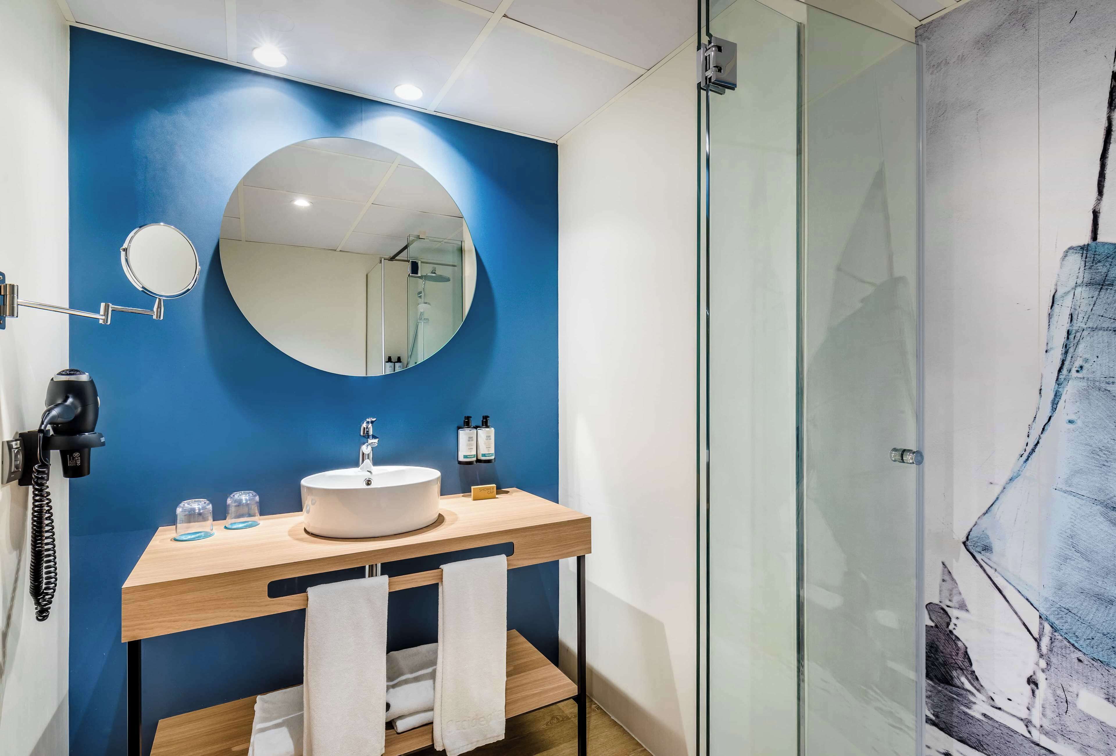 combined shower/bathtub, free toiletries, hair dryer, slippers