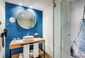 Combined shower/tub, free toiletries, hair dryer, slippers - Occidental Alicante (Alicante)
