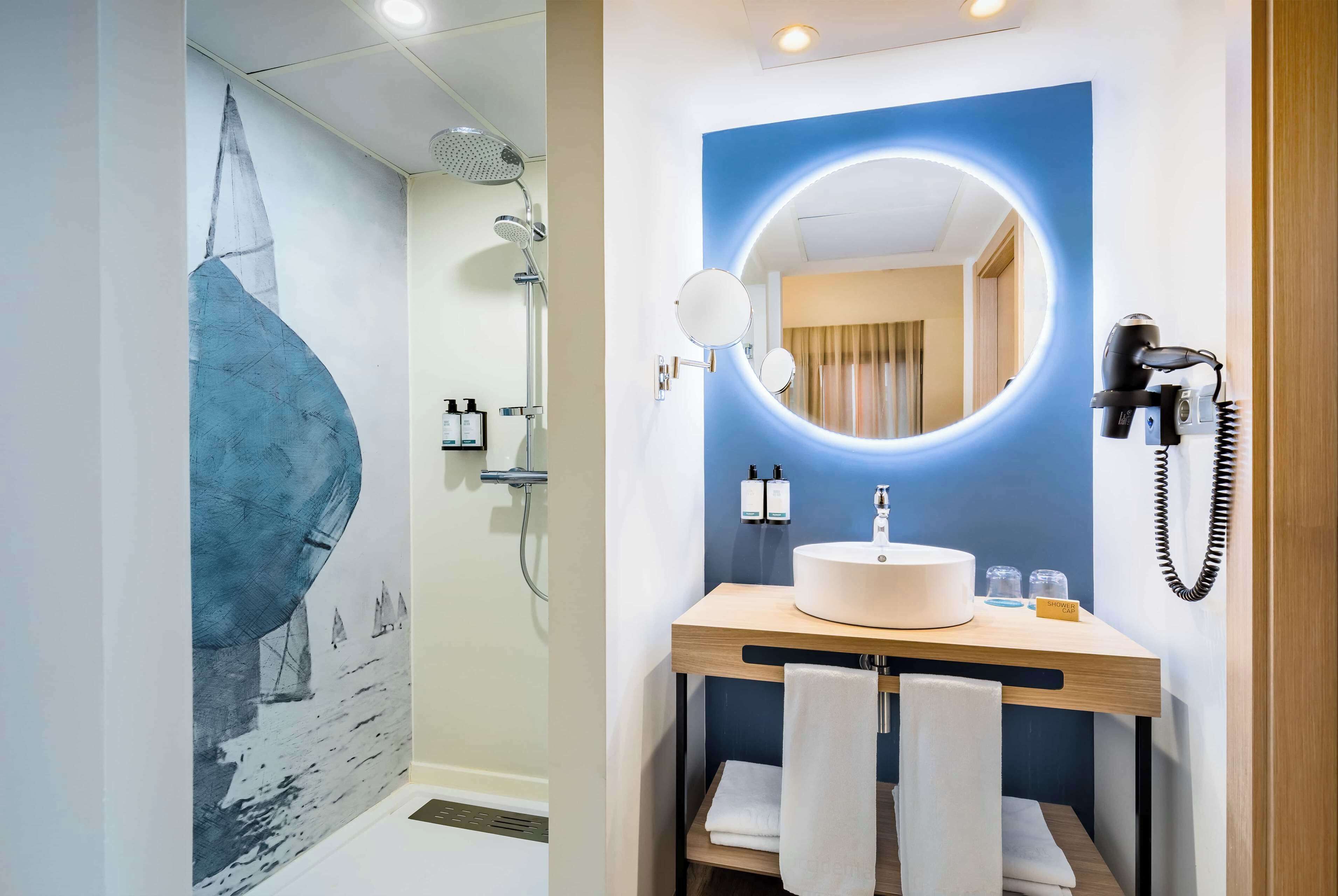 combined shower/bathtub, free toiletries, hair dryer, slippers