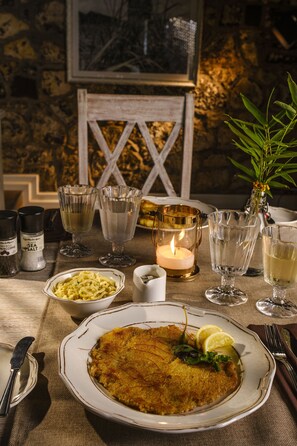 6 か所のレストラン、朝食、ランチ、ディナーに営業 (多国籍料理)