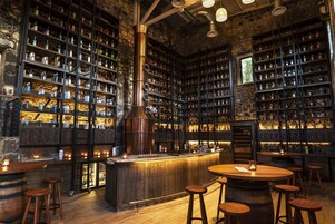 2 bars/lounges, swim-up bar, poolside bar, beach bar