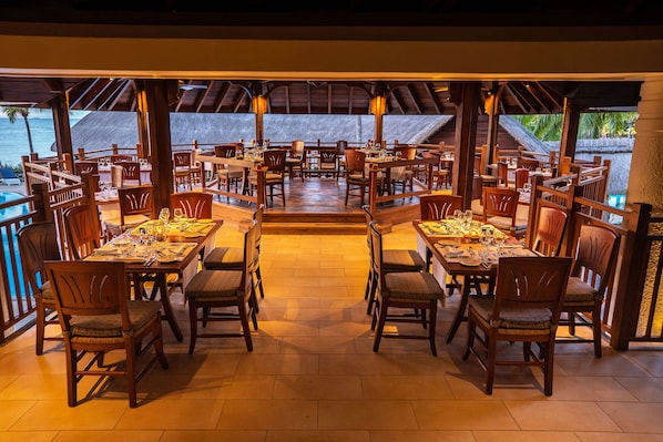 6 restaurants, servant le déjeuner et le dîner; cuisine internationale