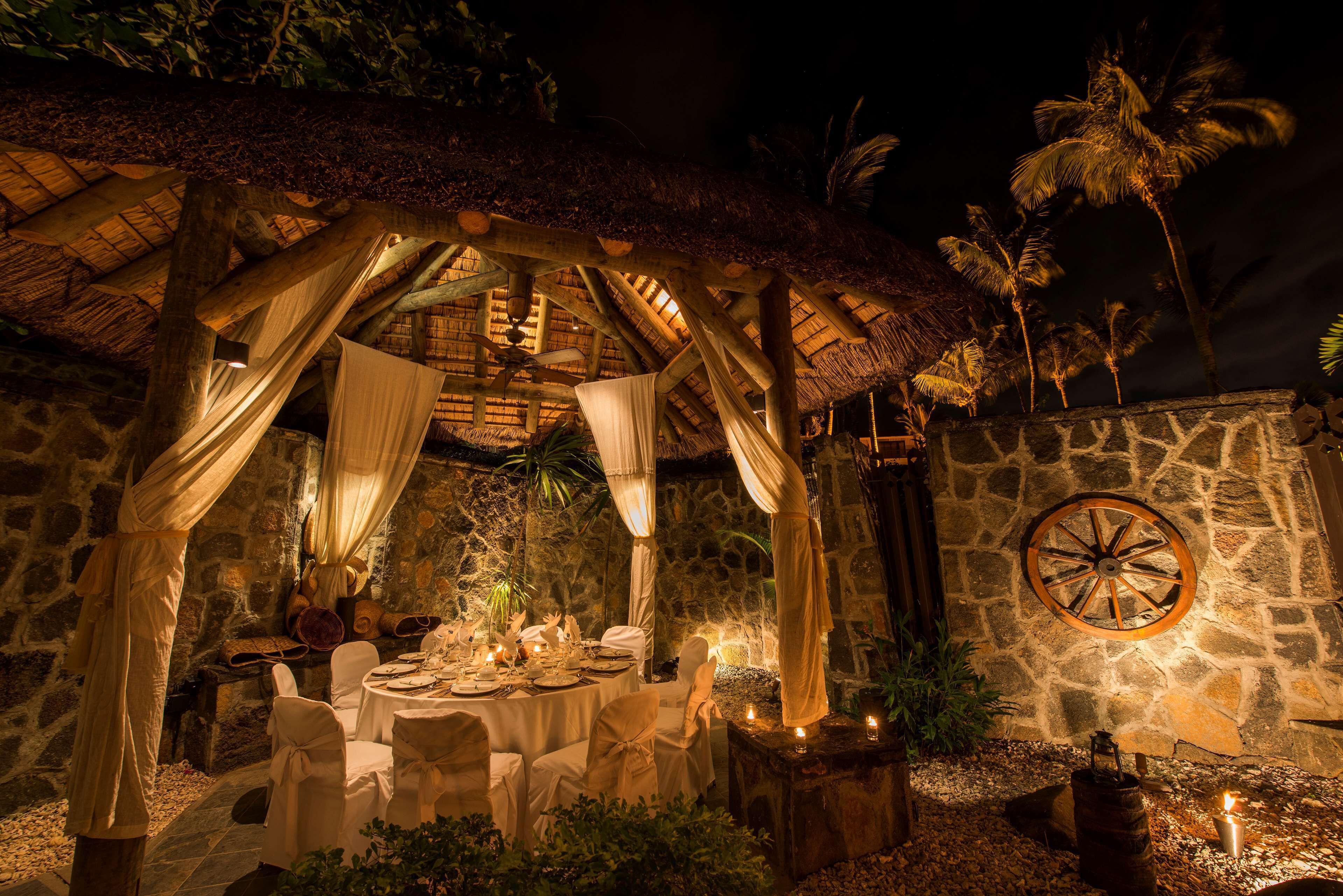 6 restaurants, breakfast, lunch, dinner served; international cuisine