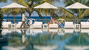 Piscine extérieure, piscine à débordement, parasols de plage