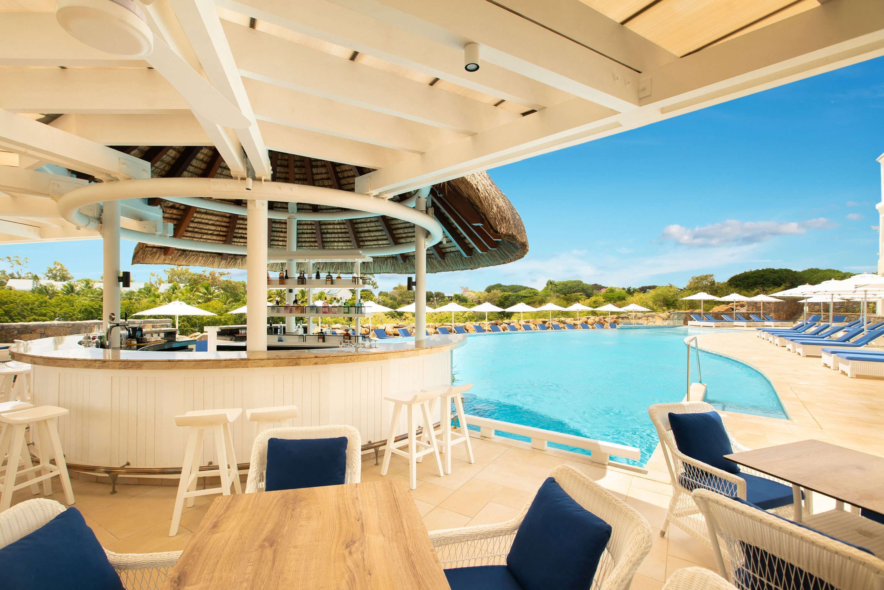 2 bares, bar en la piscina, bar junto a la piscina, bar en la playa