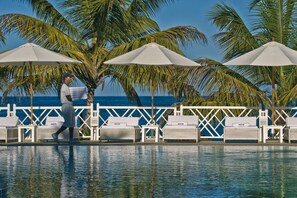 屋外プール、インフィニティプール、プール パラソル、サンラウンジャー