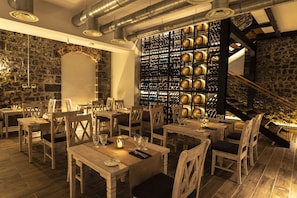 6 restaurants, servant le déjeuner et le dîner; cuisine internationale