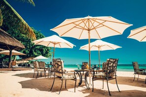 2 bars/lounges, swim-up bar, poolside bar, beach bar