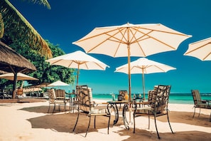 2 bars/lounges, swim-up bar, poolside bar, beach bar