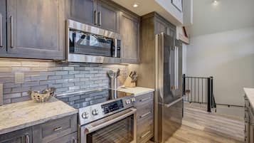 Kjøleskap og mikrobølgeovn (på forespørsel)