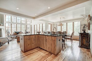 Habitación, 3 habitaciones | Cocina privada | Frigorífico y microondas (previa solicitud)