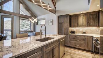 Kjøleskap og mikrobølgeovn (på forespørsel)