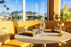 Serviço de café da manhã, culinária internacional, vistas para a praia 