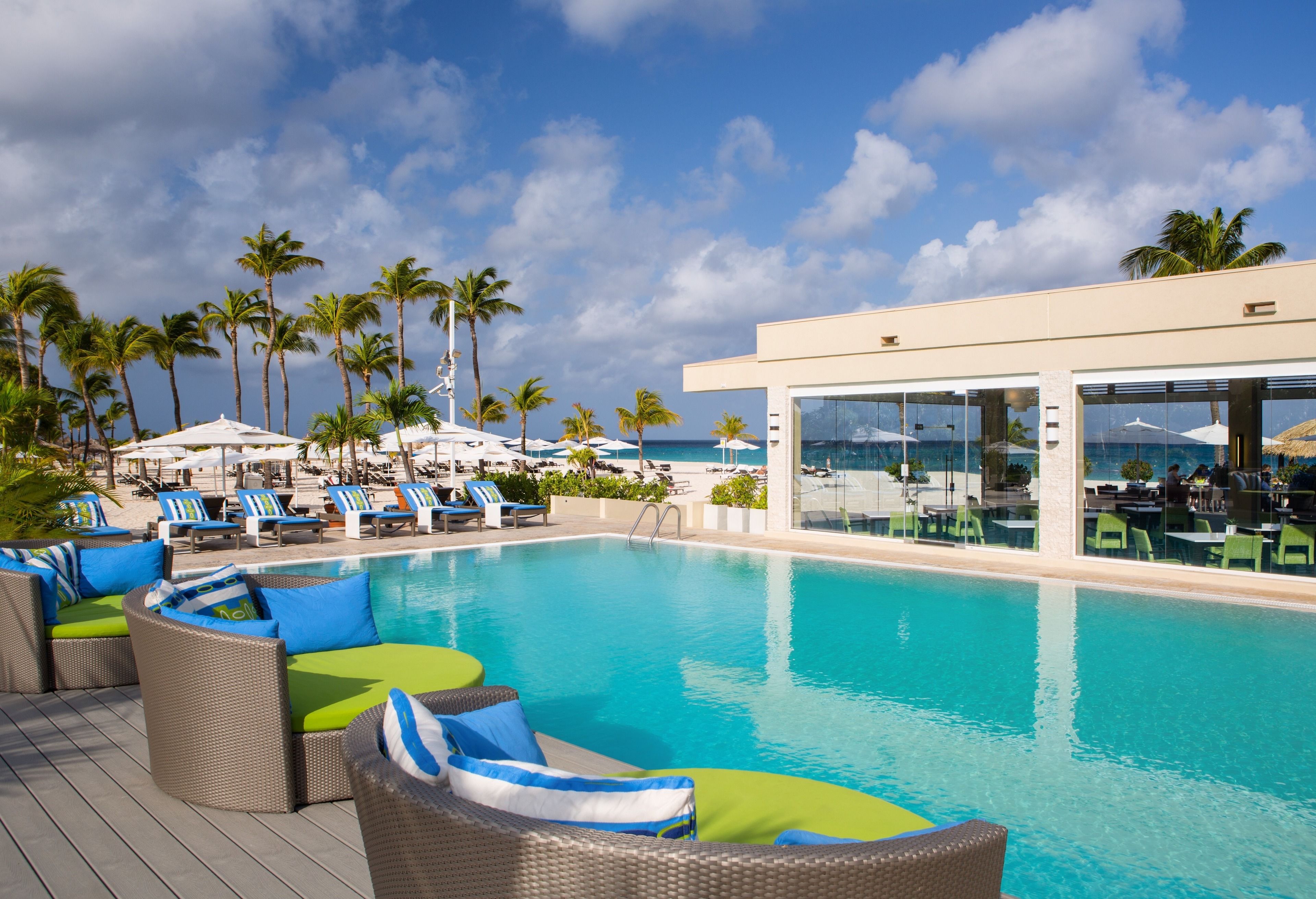 Piscina externa, guarda-sóis, espreguiçadeiras