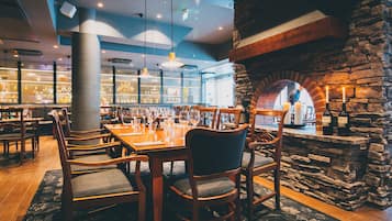 2 restaurantes; se sirve almuerzo y cena; cocina francesa