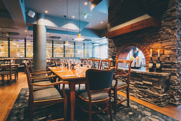 2 restaurants, lunch, dinner served; French cuisine