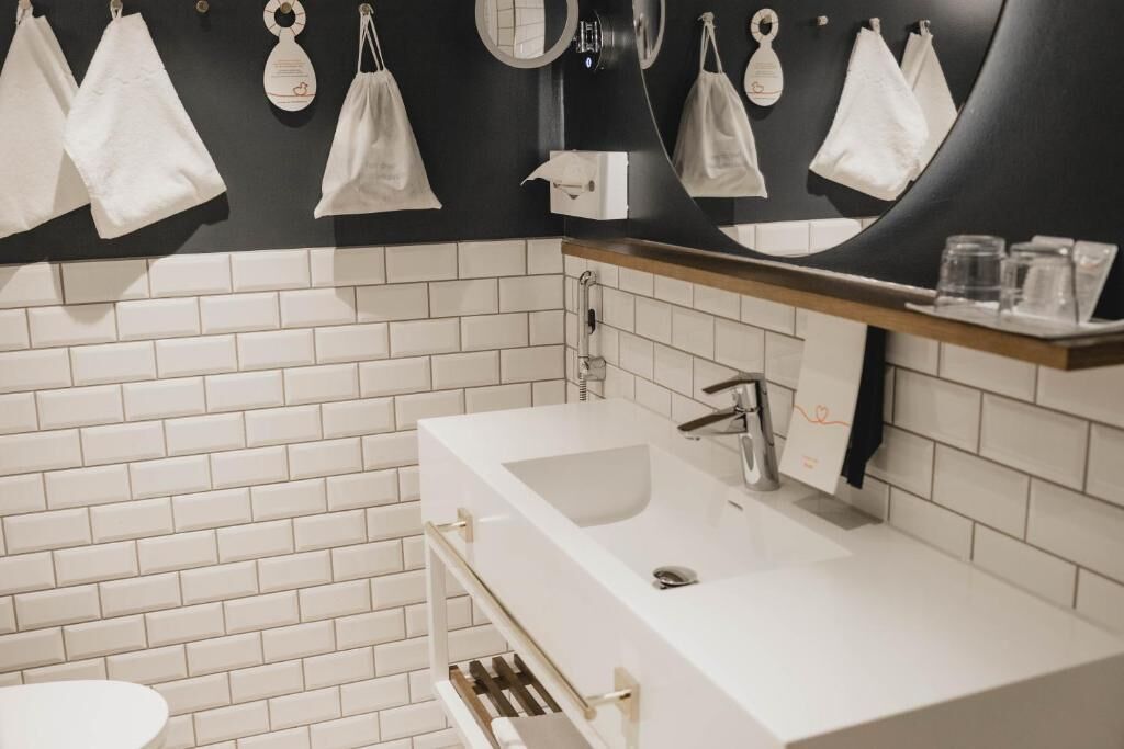 standard twin room (extra bed possibility) | bathroom | shower, hair dryer, bidet, towels