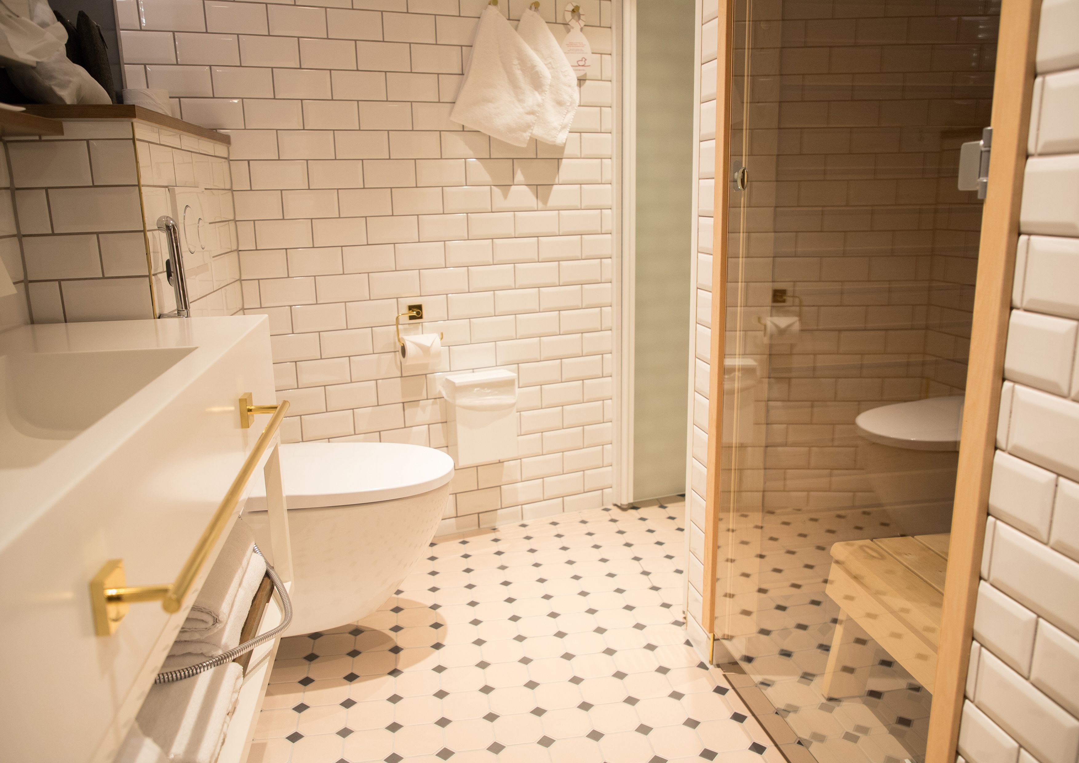 superior room, 1 king bed (extra bed possibility) | bathroom | shower, hair dryer, bidet, towels