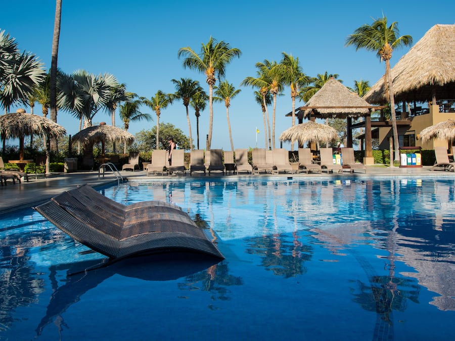 2 outdoor pools, pool loungers