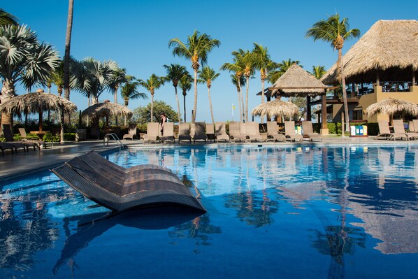 3 piscines extérieures, chaises longues