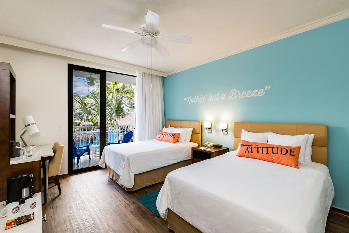 ห้องพัก, เตียงใหญ่ 2 เตียง, วิวสระว่ายน้ำ | เครื่องนอนระดับพรีเมียม, ตู้นิรภัยในห้องพัก, ผ้าม่านกันแสง