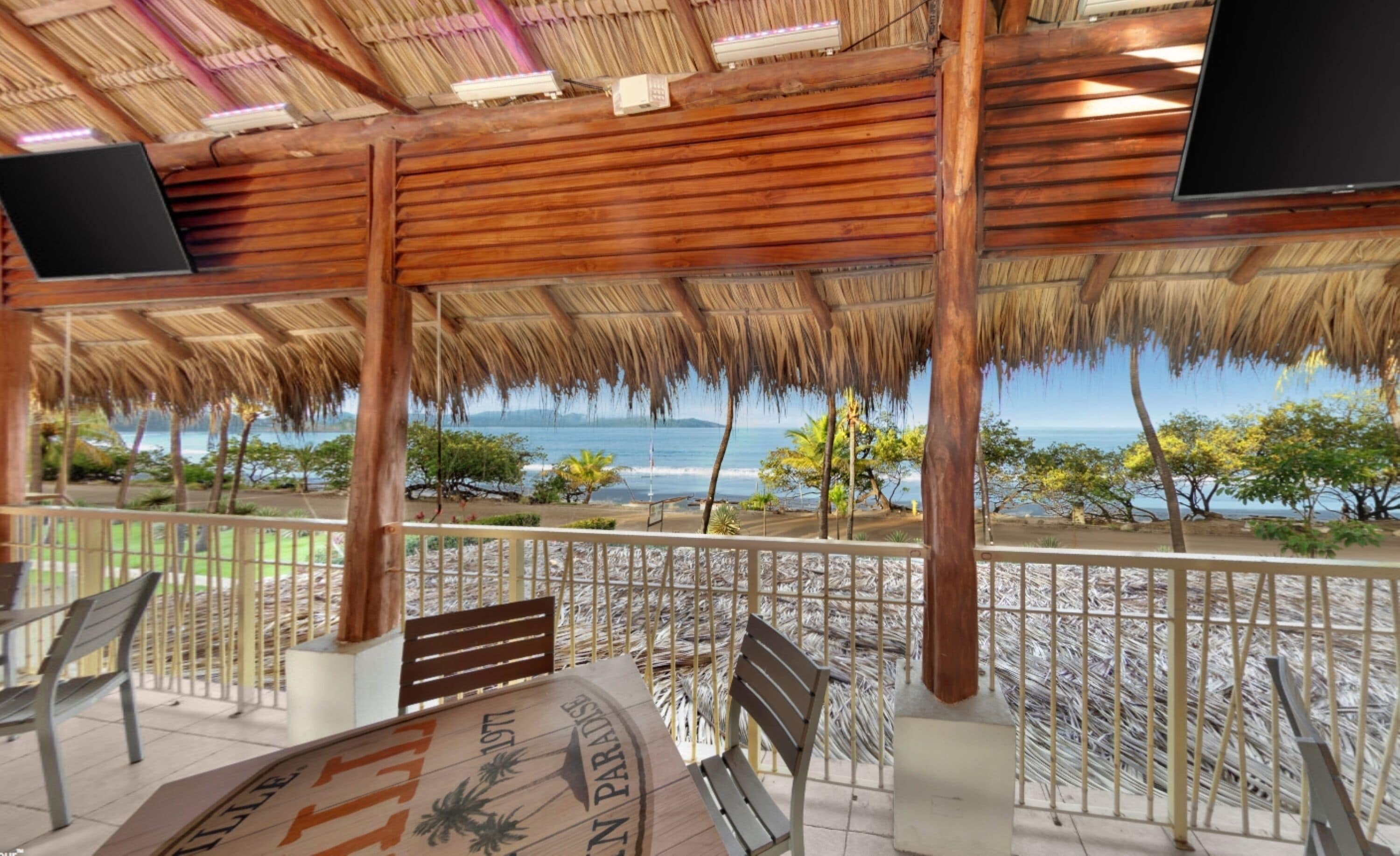 3 間餐廳，供應早餐、午餐和晚餐，國際料理