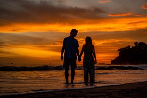 Na praia, espreguiçadeiras, toalhas de praia 