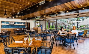 3 restaurants, breakfast, lunch, dinner served; international cuisine