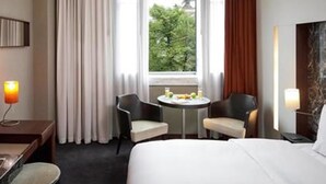 Superior Room | Hypo-allergenic bedding available, minibar, in-room safe - Sofitel Berlin Gendarmenmarkt (Berlin)