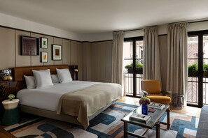 Sengetøy av topp kvalitet, minibar, safe på rommet og blendingsgardiner