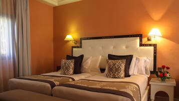 Allergikerbettwaren, Minibar, Zimmersafe, Schreibtisch