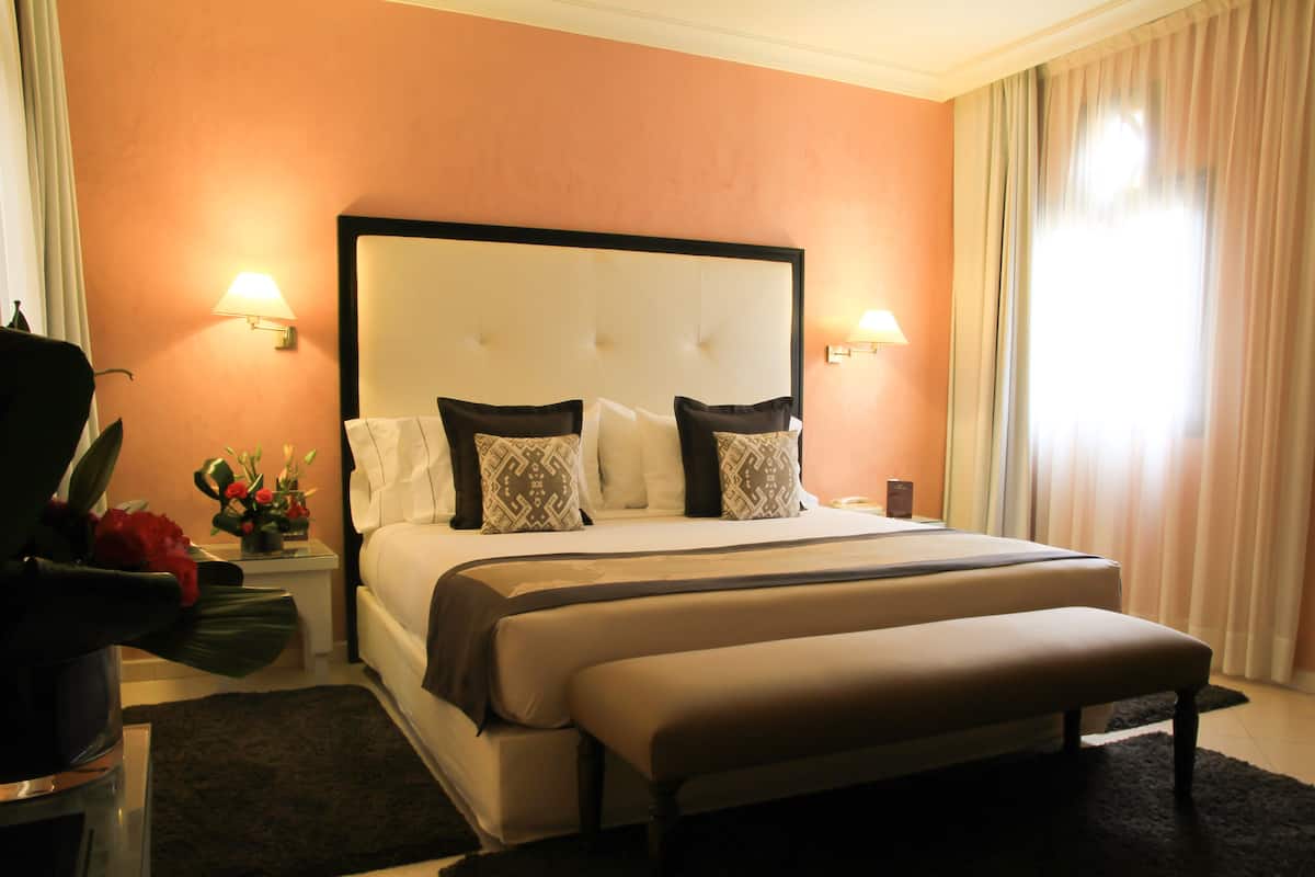 Hypo-allergenic bedding, minibar, in-room safe, desk