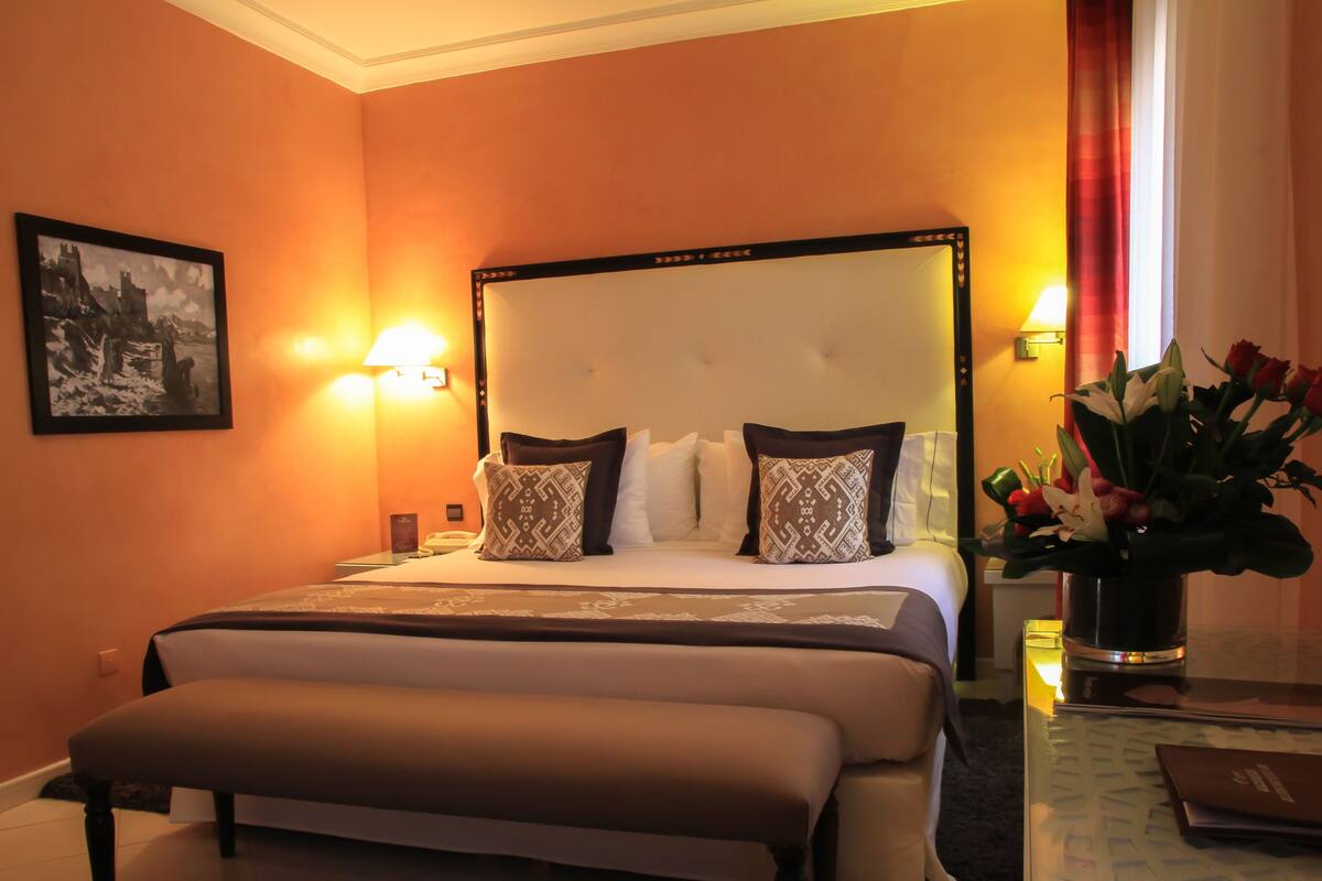 Bộ đồ giường kháng dị ứng, minibar, két bảo mật tại phòng, bàn 