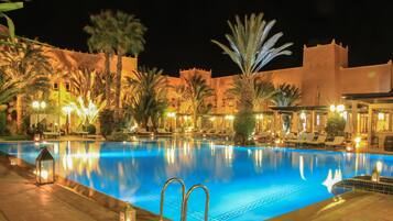 Hồ bơi ngoài trời