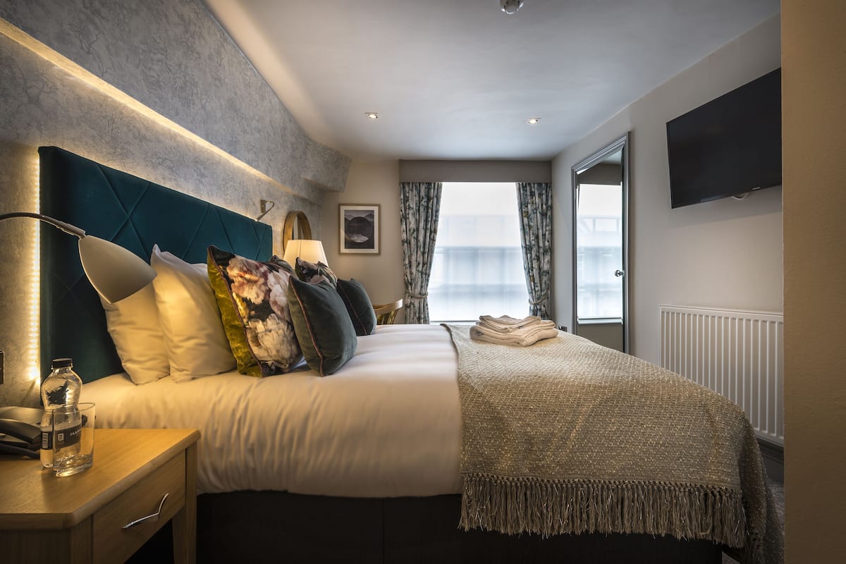 classic double room | 1 bedroom, desk, blackout curtains, iron/ironing board