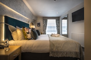 Classic Double Room | 1 bedroom, desk, blackout curtains, iron/ironing board