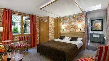 Rom – deluxe, 1 queensize-seng, badekar | Senger med overmadrass, minibar, safe på rommet og individuelt dekorert