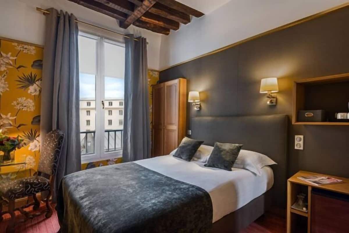 Senger med overmadrass, minibar, safe på rommet og individuelt dekorert