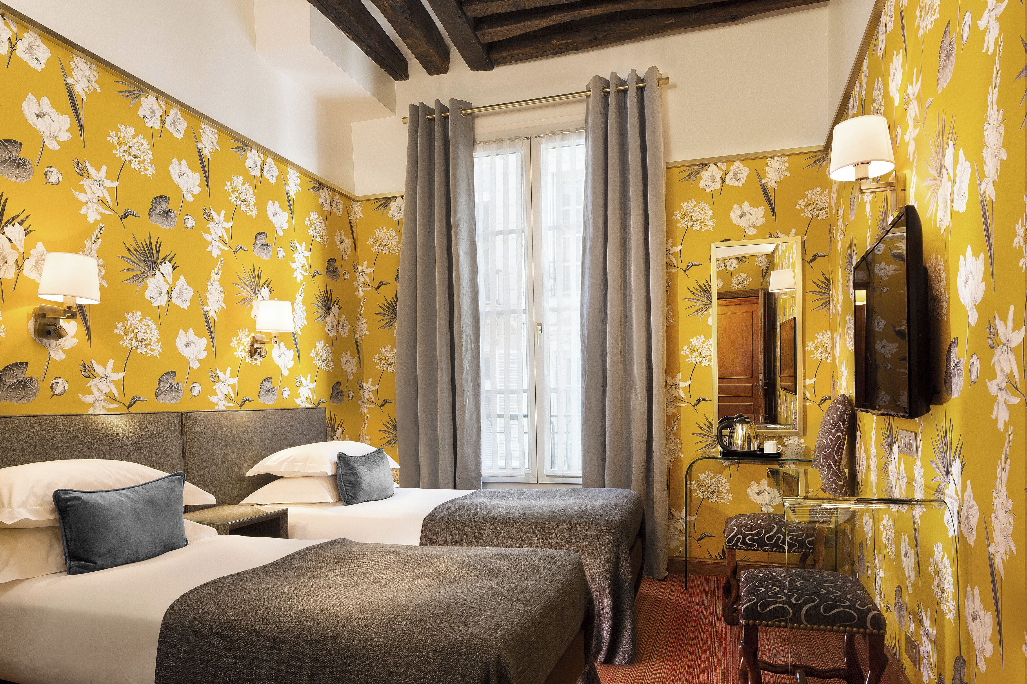 أغطية فراش متميزة وميني بار وخزنة داخل الغرفة وبديكورات فريدة لكل غرفة