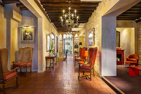 Hallway. Hôtel Saint Paul Rive Gauche